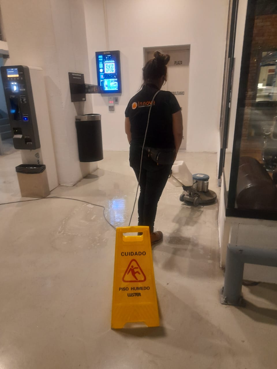 Lee más sobre el artículo Cómo la limpieza industrial impulsa la eficiencia y el éxito empresarial en Chile